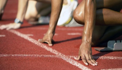 开云体育登入-英格兰球迷街头狂欢庆祝奖牌，英格兰获胜球迷狂欢